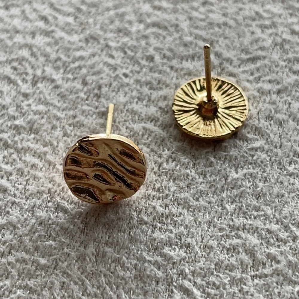Drape circle gold studs